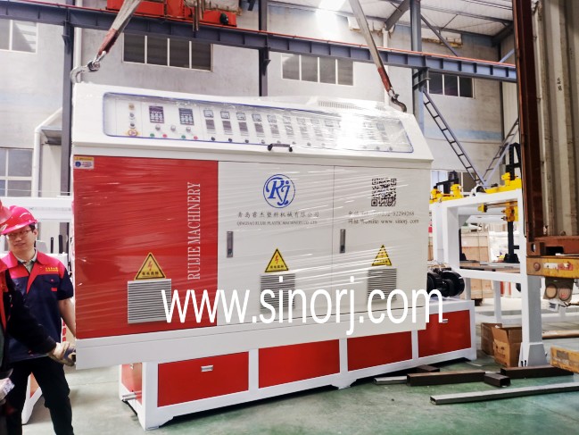 PVC墻板生產線裝柜發貨東南亞