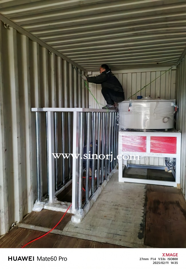 中東地區PVC仿大理石板設備裝柜進行時